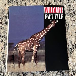 1992 Wildlife Fact Finder Binder Primitive Extinct & Animal Behavior 185 Cards